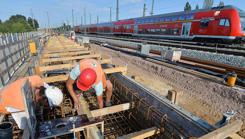 Die Bauoffensive der Deutschen Bahn bringt ihre Konkurrenten auf der Schiene ins Schwitzen.