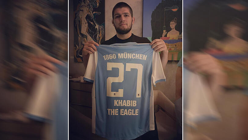 Khabib Nurmagomedoc hat sein Löwentrikot bekommen. Er freut sich sichtlich. Khabib Nurmagomedoc hat sein Löwentrikot bekommen. Er freut sich sichtlich.