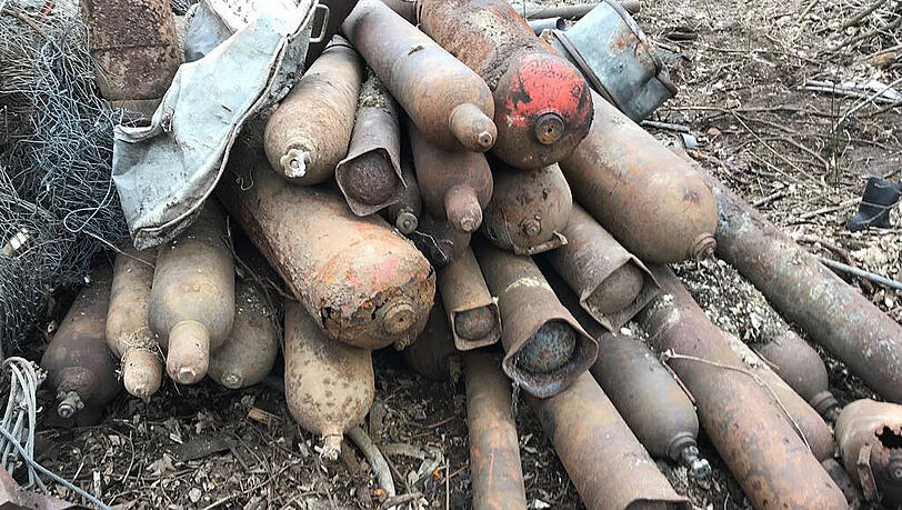 Die Gasbehälter sind alle sehr unterschiedlich und mit teils brennbaren Stoffen wie Sauerstoff gefüllt. 98 der 133 Gasflaschen müssen deshalb gesondert entsorgt werden. Die Gasbehälter sind alle sehr unterschiedlich und mit teils brennbaren Stoffen wie Sauerstoff gefüllt. 98 der 133 Gasflaschen müssen deshalb gesondert entsorgt werden.