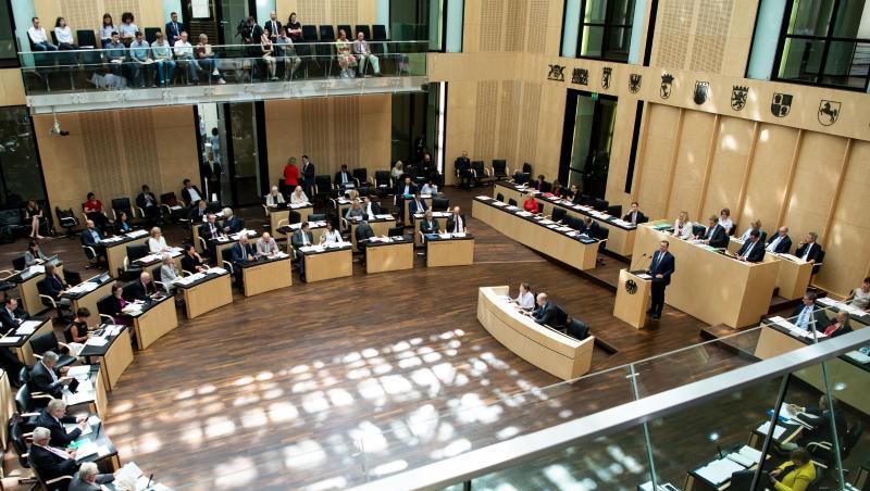 Der Bundesrat hat mehrere Beschlüsse gefasst und Initiativen auf den Weg gebracht. Der Bundesrat hat mehrere Beschlüsse gefasst und Initiativen auf den Weg gebracht.