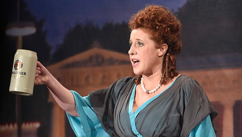 Luise Kinseher in ihrer Paraderolle als Mama Bavaria auf dem Nockherberg 2015. Luise Kinseher in ihrer Paraderolle als Mama Bavaria auf dem Nockherberg 2015.