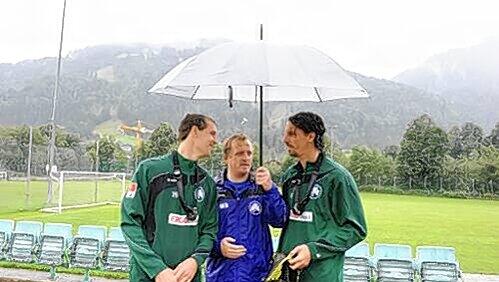 Kapitän, Trainer und Ex-Kapitän &ndash; alle unter einem Schirm. Thomas Kleine (l.) bekam das Vertrauen von Mike Büskens, Marino Biliskov (r.) gehört weiter dem Mannschaftsrat an.