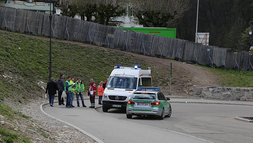 Am Schloss Neuschwanstein wurden bei einem schweren Unfall mit einer Pferdekutsche vier Menschen verletzt - die Fotos vom Unfallort... Am Schloss Neuschwanstein wurden bei einem schweren Unfall mit einer Pferdekutsche vier Menschen verletzt - die Fotos vom Unfallort...