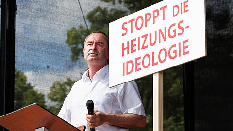 Hubert Aiwanger am Samstag auf der Bühne in Erding. Hubert Aiwanger am Samstag auf der Bühne in Erding.