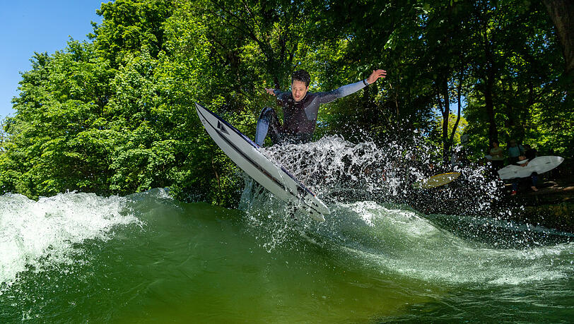 Flusssurfen – das ist wie ein kunstvoller Tanz auf der Welle mit viel Adrenalin. An der Eisbachwelle, wo dieses Foto entstand, geht es seit über drei
Monaten leider nicht. Am Mittwoch (4.2.) fand ein weiterer "Vorversuch" zur Rettung statt. Flusssurfen – das ist wie ein kunstvoller Tanz auf der Welle mit viel Adrenalin. An der Eisbachwelle, wo dieses Foto entstand, geht es seit über drei
Monaten leider nicht. Am Mittwoch (4.2.) fand ein weiterer "Vorversuch" zur Rettung statt.