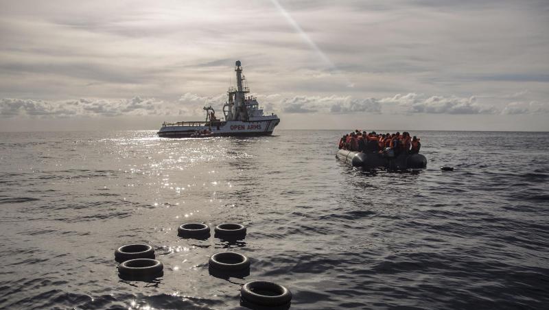 Migranten sitzen in einem Schlauchboot nachdem sie im zentralen Mittelmeer 72 Kilometer von Al Khums (Libyen) gerettet wurden. Migranten sitzen in einem Schlauchboot nachdem sie im zentralen Mittelmeer 72 Kilometer von Al Khums (Libyen) gerettet wurden.