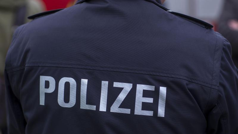 Ein Polizist trägt eine Uniform mit der Aufschrift "Polizei". Foto: Jens Büttner/Archivbild Ein Polizist trägt eine Uniform mit der Aufschrift "Polizei". Foto: Jens Büttner/Archivbild
