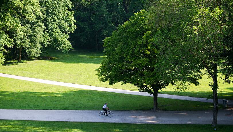 Der Klassiker unter den Joggingwegen ist der Englische Garten. Und das auch aus gutem Grund. Zum einen ist er aufgrund seiner zentralen Lage gut zu erreichen, so dass es vielen auch möglich ist, in der Mittagspause joggen zu gehen. Besonders angenehm ist es aber, morgens beziehungsweise am Vormittag durch den Englischen Garten zu laufen, wenn man die Möglichkeit dazu hat. Denn dann ist es dort noch nicht so voll und man kann die schöne Umgebung richtig genießen. Der Klassiker unter den Joggingwegen ist der Englische Garten. Und das auch aus gutem Grund. Zum einen ist er aufgrund seiner zentralen Lage gut zu erreichen, so dass es vielen auch möglich ist, in der Mittagspause joggen zu gehen. Besonders angenehm ist es aber, morgens beziehungsweise am Vormittag durch den Englischen Garten zu laufen, wenn man die Möglichkeit dazu hat. Denn dann ist es dort noch nicht so voll und man kann die schöne Umgebung richtig genießen.