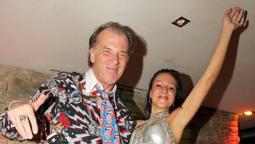 So macht das Älterwerden Spaß: Wolfgang Fierek lässt die Puppen und ein Go-Go-Girl tanzen. So macht das Älterwerden Spaß: Wolfgang Fierek lässt die Puppen und ein Go-Go-Girl tanzen.