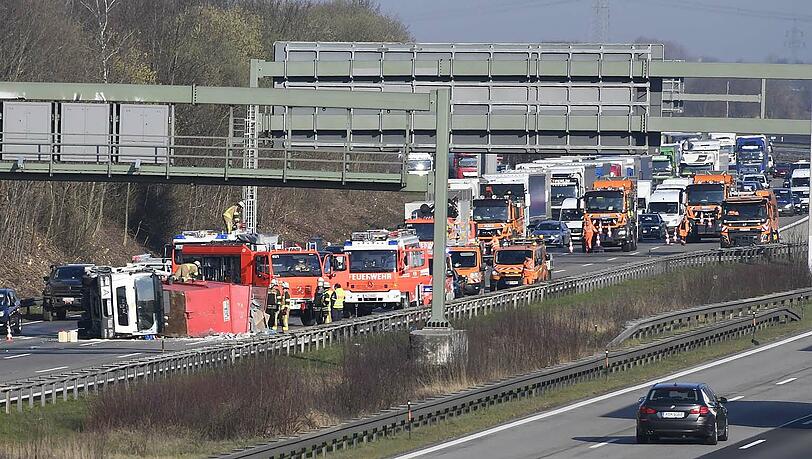 Der Unfall auf der A99 sorgt für einen langen Stau. Der Unfall auf der A99 sorgt für einen langen Stau.
