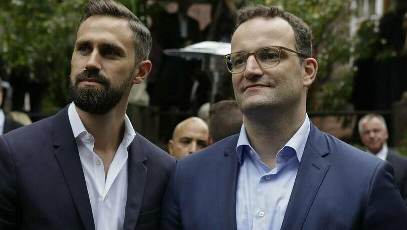 Jens Spahn (r.) und Daniel Funke wurden positiv auf Corona getestet. Jens Spahn (r.) und Daniel Funke wurden positiv auf Corona getestet.