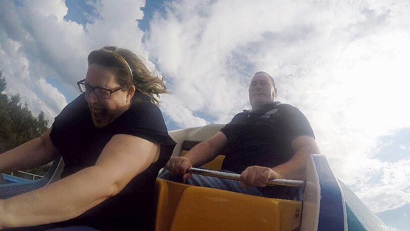 Bei Torsten (40) und Sandra (42) ist das Ende der Hofwoche gekommen. Nach einer Woche harten Hofalltag, überrascht der starke Kuhbauer seine Süße mit einem Besuch im Freizeitpark.