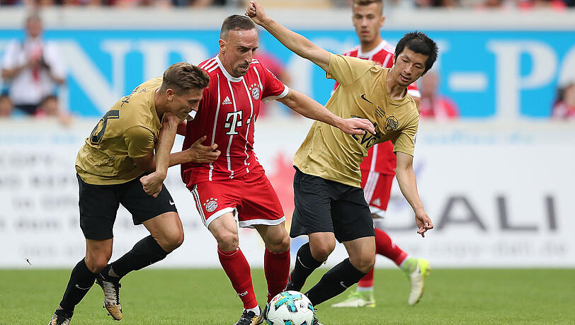 Schon während der Partie zeigte Franck Ribéry, was er so drauf hat, verwandelte schließlich einen direkten Freistoß zum 4:1-Endstand. Schon während der Partie zeigte Franck Ribéry, was er so drauf hat, verwandelte schließlich einen direkten Freistoß zum 4:1-Endstand.