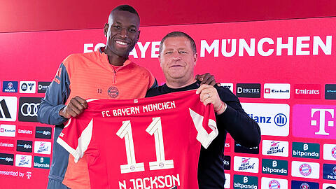 Sportvorstand Max Eberl (r) stellt Neuzugang Nicolas Jackson vor. Sportvorstand Max Eberl (r) stellt Neuzugang Nicolas Jackson vor.