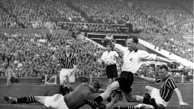 Der deutsche Keeper Bert Trautmann bricht sich im Wembley-Stadion 1956 das Genick. Der deutsche Keeper Bert Trautmann bricht sich im Wembley-Stadion 1956 das Genick.