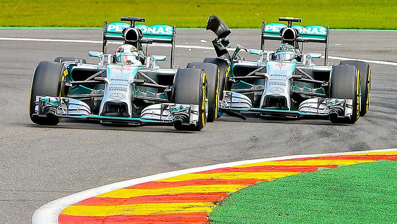 Rosberg (r.) schlitzte Hamilton bereits in der zweiten Runde den linken Hinterreifen auf und beschädigte dabei auch den Frontflügel an seinem eigenen Wagen erheblich. Rosberg (r.) schlitzte Hamilton bereits in der zweiten Runde den linken Hinterreifen auf und beschädigte dabei auch den Frontflügel an seinem eigenen Wagen erheblich.