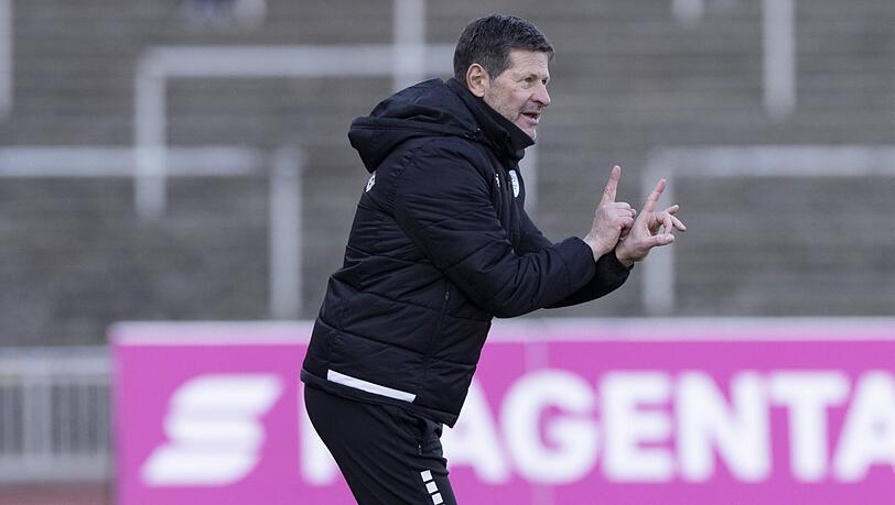 Vor Mammutaufgabe: Türkgücü- Trainer Andreas Heraf. Vor Mammutaufgabe: Türkgücü- Trainer Andreas Heraf.