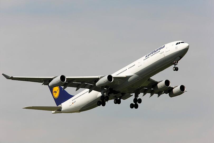 Ein Airbus A340 der Lufthansa hebt ab.