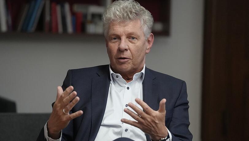 Selber fährt Dieter Reiter (SPD) zwar schon lange nicht mehr Auto - Fan ist er trotzdem geblieben. Selber fährt Dieter Reiter (SPD) zwar schon lange nicht mehr Auto - Fan ist er trotzdem geblieben.