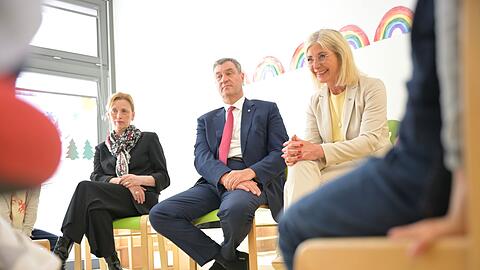 Bunte Regenbögen an der Wand und ein Stuhlkreis: In dieser Umgebung stellen sich Karin Prien, Markus Söder und Ulrike Scharf den Fragen von Vorschulkindern. Bunte Regenbögen an der Wand und ein Stuhlkreis: In dieser Umgebung stellen sich Karin Prien, Markus Söder und Ulrike Scharf den Fragen von Vorschulkindern.
