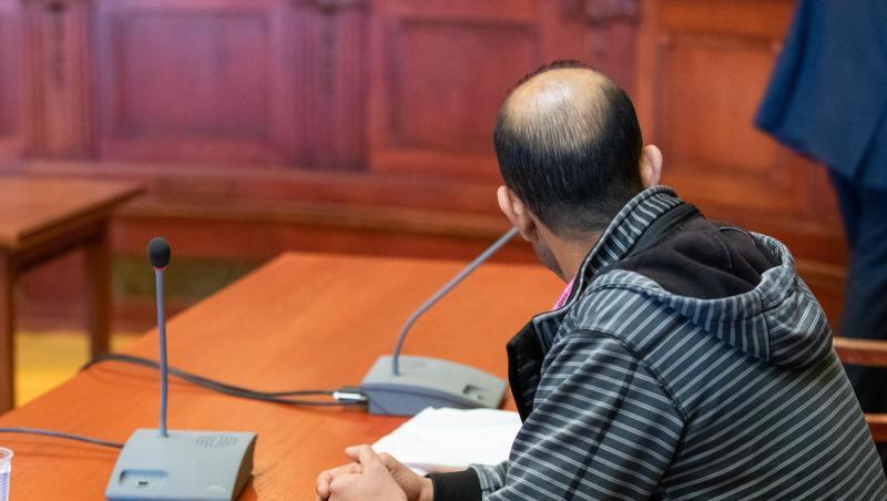 Der wegen Mordes angeklagte Marokkaner zu Verhandlungsbeginn im Sitzungssaal im Landgericht Bayreuth. Der wegen Mordes angeklagte Marokkaner zu Verhandlungsbeginn im Sitzungssaal im Landgericht Bayreuth.