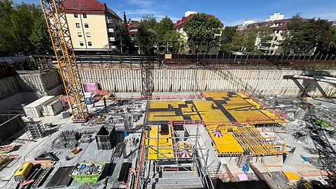 Es wird gearbeitet auf der Baustelle, die so lange stillstand: Die Bodenplatte ist bereits zu zwei Dritteln fertig. Es wird gearbeitet auf der Baustelle, die so lange stillstand: Die Bodenplatte ist bereits zu zwei Dritteln fertig.