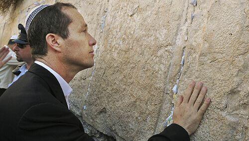 Barkat (hier an der Klagemauer) liegt in Umfragen vorn Barkat (hier an der Klagemauer) liegt in Umfragen vorn