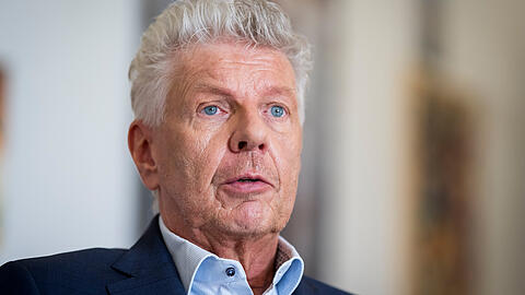 Dieter Reiter (SPD) hat nun eine Top-Position beim FC Bayern München. Als Verwaltungsbeiratsvorsitzender ist er auch Boss im wichtigen Aufsichtsrat des Vereins. Reiter selbst sieht darin keinen Interessenskonflikt, er sei als Privatperson in dieser Funktion unterwegs – die Kritik aus dem Stadtrat und seiner eigenen Koalition mehrt sich dagegen. Dieter Reiter (SPD) hat nun eine Top-Position beim FC Bayern München. Als Verwaltungsbeiratsvorsitzender ist er auch Boss im wichtigen Aufsichtsrat des Vereins. Reiter selbst sieht darin keinen Interessenskonflikt, er sei als Privatperson in dieser Funktion unterwegs – die Kritik aus dem Stadtrat und seiner eigenen Koalition mehrt sich dagegen.