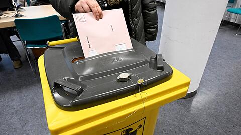Eine Wählerin wirft Ihre ausgefüllten Briefwahlunterlagen in eine Wahlurne in einer Briefwahlausgabestelle des Münchner Kreisverwaltungsreferats. (zu dpa: «Politik-Expertin gibt Prognose zum AfD-Ergebnis ab») Eine Wählerin wirft Ihre ausgefüllten Briefwahlunterlagen in eine Wahlurne in einer Briefwahlausgabestelle des Münchner Kreisverwaltungsreferats. (zu dpa: «Politik-Expertin gibt Prognose zum AfD-Ergebnis ab»)