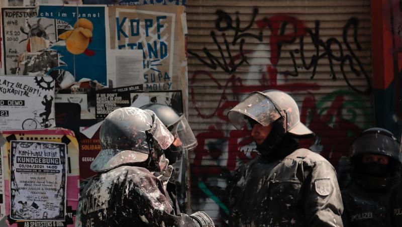 Bewohner des besetzten Hauses attackierten die Polizisten mit Pulver aus einem Feuerlöscher und bewarfen sie mit Farbe. Bewohner des besetzten Hauses attackierten die Polizisten mit Pulver aus einem Feuerlöscher und bewarfen sie mit Farbe.