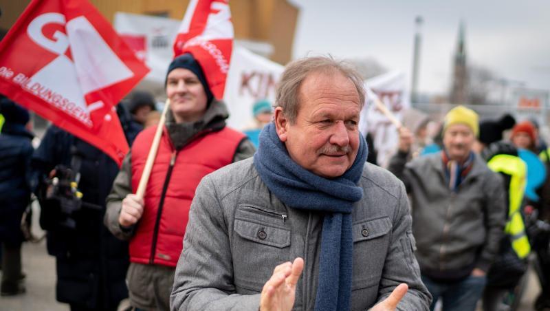 Verhandlungsführer Frank Bsirske, Vorsitzender der Gewerkschaft ver.di, nimmt an der Auftaktdemonstration teil. Verhandlungsführer Frank Bsirske, Vorsitzender der Gewerkschaft ver.di, nimmt an der Auftaktdemonstration teil.