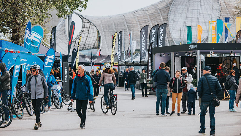Vor Ort bietet sich ein umfangreiches Rahmenprogramm für alle Altersgruppen und Interessen rund ums Thema E-Bike. Vor Ort bietet sich ein umfangreiches Rahmenprogramm für alle Altersgruppen und Interessen rund ums Thema E-Bike.