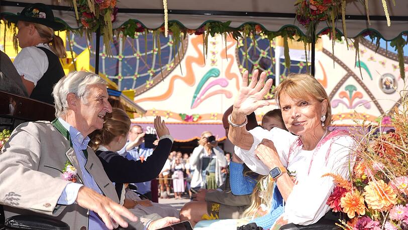 Uschi Glas (re.) und ihr Mann Dieter Hermann beim Einzug der Wiesn-Wirte. Uschi Glas (re.) und ihr Mann Dieter Hermann beim Einzug der Wiesn-Wirte.