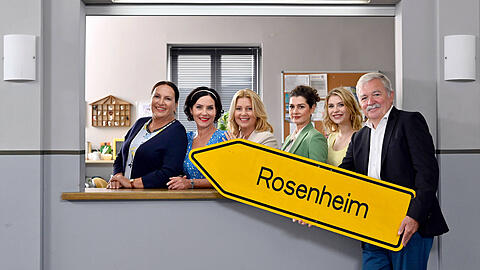 Marisa Burger (2. v. l.) wird "Die Rosenheim-Cops" bald verlassen. Folgt ihr etwa eine weitere Kollegin? Marisa Burger (2. v. l.) wird "Die Rosenheim-Cops" bald verlassen. Folgt ihr etwa eine weitere Kollegin?