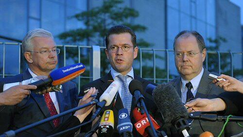 Kurze Stellungnahmen für die Presse gegen 5 Uhr früh: Roland Koch, Karl-Theodor zu Guttenberg und Peer Steinbrück Kurze Stellungnahmen für die Presse gegen 5 Uhr früh: Roland Koch, Karl-Theodor zu Guttenberg und Peer Steinbrück
