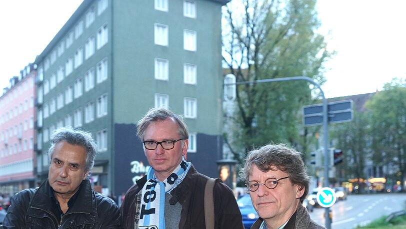 Protestieren gegen die Wohnraumverschwendung: Autor Friedrich Ani (l.) und die Kabarettisten Christian Springer (mit 60er-Schal) und Frank-Markus Barwasser vor dem Anwesen Pestalozzistraße 2. Protestieren gegen die Wohnraumverschwendung: Autor Friedrich Ani (l.) und die Kabarettisten Christian Springer (mit 60er-Schal) und Frank-Markus Barwasser vor dem Anwesen Pestalozzistraße 2.