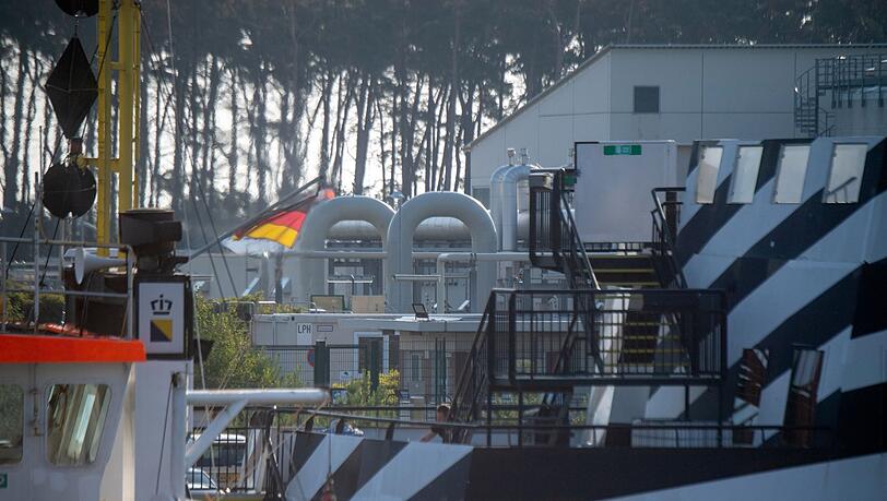 Rohrsysteme und Absperrvorrichtungen in der Gasempfangsstation der Ostseepipeline Nord Stream 1 und der Übernahmestation der Ferngasleitung OPAL (Ostsee-Pipeline-Anbindungsleitung) in Lubmin. Rohrsysteme und Absperrvorrichtungen in der Gasempfangsstation der Ostseepipeline Nord Stream 1 und der Übernahmestation der Ferngasleitung OPAL (Ostsee-Pipeline-Anbindungsleitung) in Lubmin.