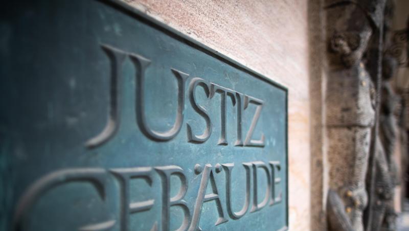 Ein Schild mit der Aufschrift "Justizgebäude" hängt am Eingang. Foto: Daniel Karmann/dpa/Archivbild Ein Schild mit der Aufschrift "Justizgebäude" hängt am Eingang. Foto: Daniel Karmann/dpa/Archivbild