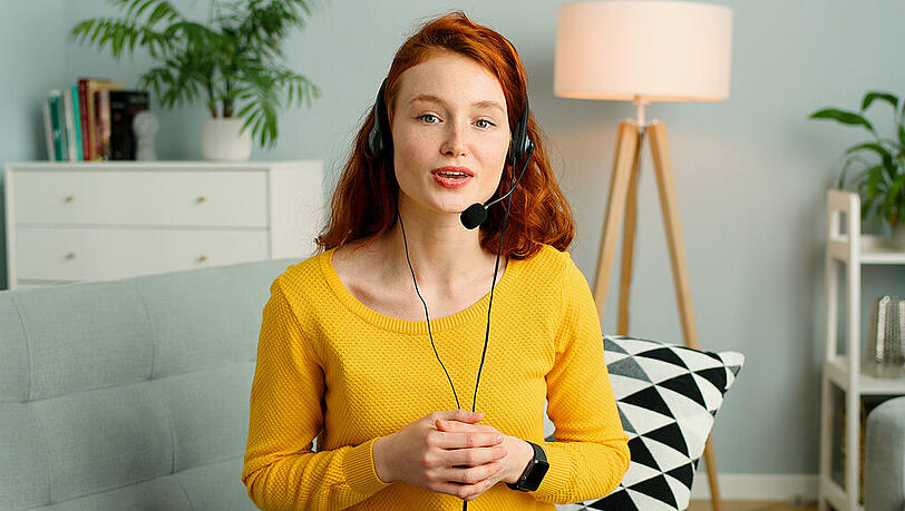Eine junge Frau während eines Video-Chats. Eine junge Frau während eines Video-Chats.