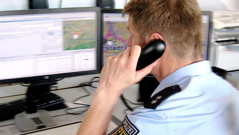 Die Polizistin verständigte aus der S-Bahn die Leitstelle: Ein Mann hatte vor ihr das Gleid herausgeholt und begonnen, zu onanieren. Die Polizistin verständigte aus der S-Bahn die Leitstelle: Ein Mann hatte vor ihr das Gleid herausgeholt und begonnen, zu onanieren.