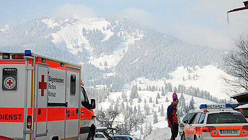 Ihre drei Begleiter versuchten die 31-Jährige wiederzubeleben, schließlich mussten sie die Frau im Schnee liegen lassen und sich selbst in Sicherheit bringen. Ihre drei Begleiter versuchten die 31-Jährige wiederzubeleben, schließlich mussten sie die Frau im Schnee liegen lassen und sich selbst in Sicherheit bringen.