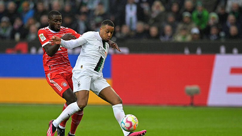 Flog nach diesem Zweikampf vom Platz: Dayot Upamecano (l.). Flog nach diesem Zweikampf vom Platz: Dayot Upamecano (l.).