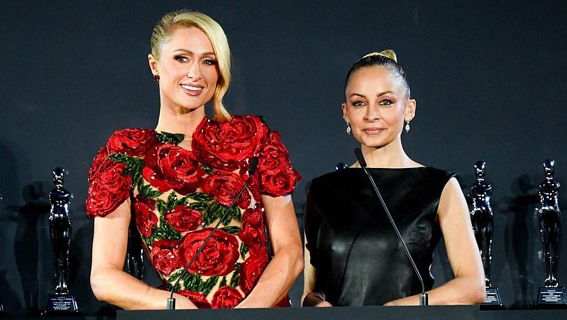 Das ehemalige "The Simple Life"-Duo Paris Hilton und Nicole Richie zusammen auf der Bühne der CFDA Awards 2024. Das ehemalige "The Simple Life"-Duo Paris Hilton und Nicole Richie zusammen auf der Bühne der CFDA Awards 2024.