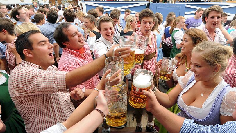 Wer als Tourist auf die Wiesn will, muss sich frühzeitig um eine Unterkunft kümmern. Spätentschlossene können noch auf private Angebote zurückgreifen. Wer als Tourist auf die Wiesn will, muss sich frühzeitig um eine Unterkunft kümmern. Spätentschlossene können noch auf private Angebote zurückgreifen.