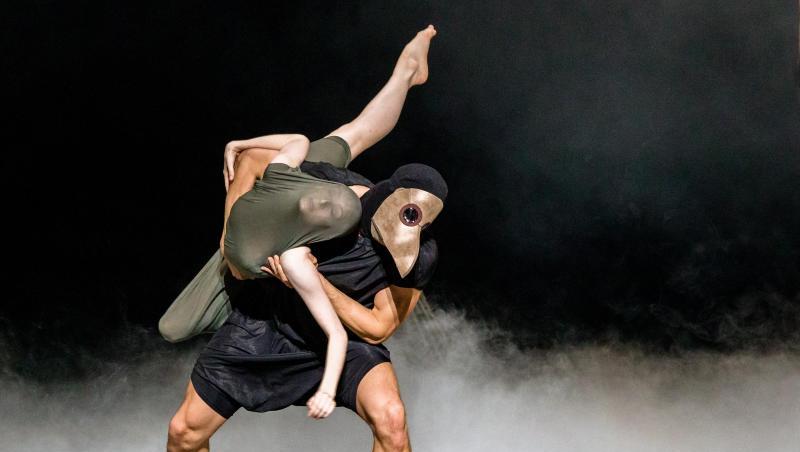 "Shakespeare-Sonette": die Tänzer Olivia Betteridge und Florian Pohl auf der Bühne in Hamburg. "Shakespeare-Sonette": die Tänzer Olivia Betteridge und Florian Pohl auf der Bühne in Hamburg.