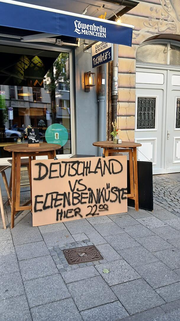 Das "Tscharlie's" rührte kurz vor dem Spiel noch mal spontan die Werbetrommel. Das "Tscharlie's" rührte kurz vor dem Spiel noch mal spontan die Werbetrommel.