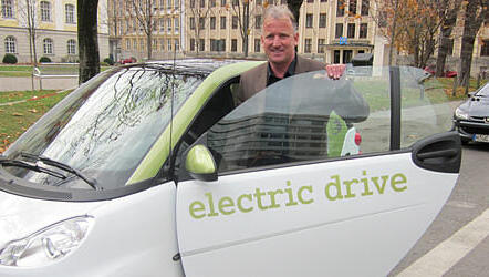 "Können wir damit auch nach Mailand?" - Andi Brehme vor der Probefahrt im Elektrosmart. "Können wir damit auch nach Mailand?" - Andi Brehme vor der Probefahrt im Elektrosmart.