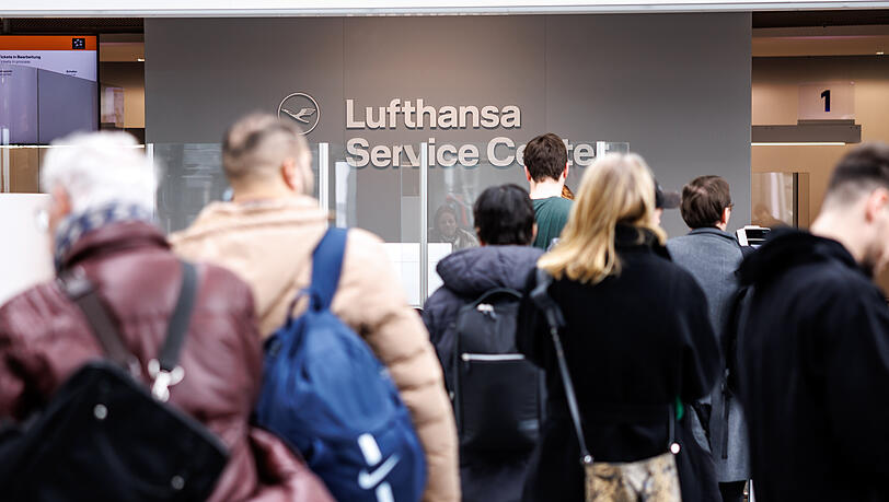 Passagiere warten am Mittwoch vor dem Lufthansa-Serviceschalter.