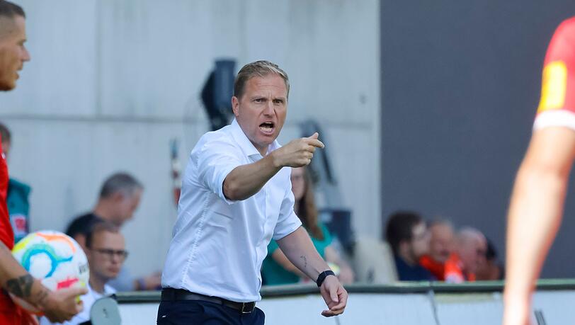 Thomas Sommer, der Fürther Trainer Marc Schneider gibt seinem Team Anweisungen. Thomas Sommer, der Fürther Trainer Marc Schneider gibt seinem Team Anweisungen.
