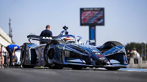 Die Zukunft der Formel E heißt Gen4: Die neuen Autos drehen im französischen Le Castellet ihre Premiere-Runden. Sie stehen für Straßenautos Vorbild in Sachen Technologien. Die Zukunft der Formel E heißt Gen4: Die neuen Autos drehen im französischen Le Castellet ihre Premiere-Runden. Sie stehen für Straßenautos Vorbild in Sachen Technologien.